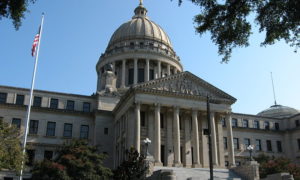Ken Lund from Las Vegas, Nevada, USA / CC BY-SA (https://creativecommons.org/licenses/by-sa/2.0) https://commons.wikimedia.org/wiki/File:Mississippi_State_Capitol,_Jackson,_Mississippi_(3931963863).jpg