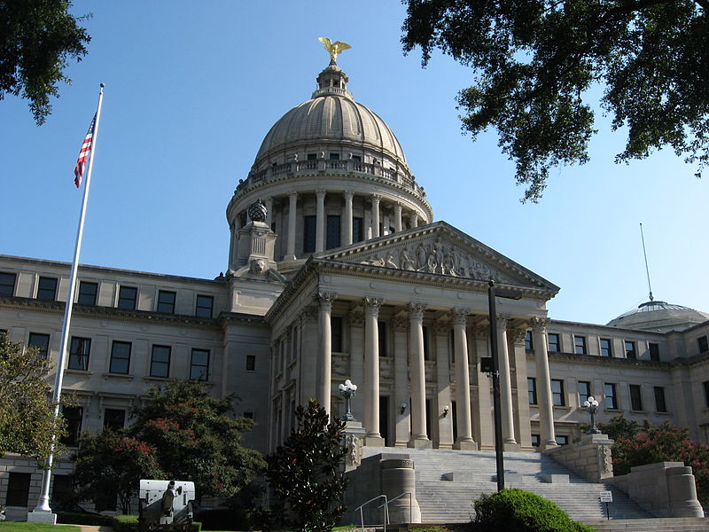 Ken Lund from Las Vegas, Nevada, USA / CC BY-SA (https://creativecommons.org/licenses/by-sa/2.0) https://commons.wikimedia.org/wiki/File:Mississippi_State_Capitol,_Jackson,_Mississippi_(3931963863).jpg